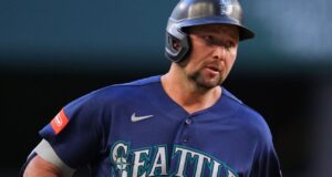 El receptor de los Marineros de Seattle, Cal Raleigh, logra el primer jonrón de la temporada