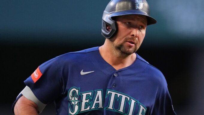 El receptor de los Marineros de Seattle, Cal Raleigh, logra el primer jonrón de la temporada