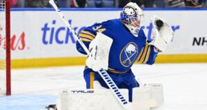 Sabres G Lyon puede perderse el inicio de los playoffs por una lesión en la parte inferior del cuerpo