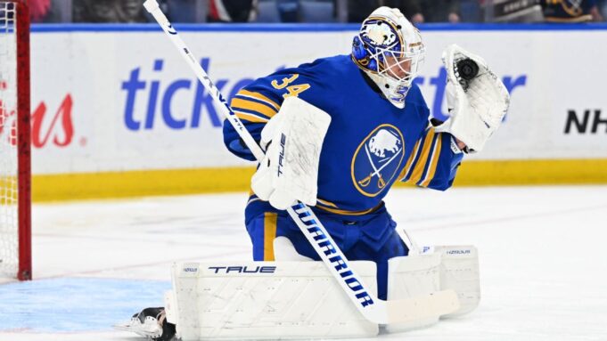 Sabres G Lyon puede perderse el inicio de los playoffs por una lesión en la parte inferior del cuerpo