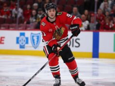 Frank Nazar de los Blackhawks sale después de llevarse el disco a la cara