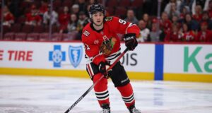 Frank Nazar de los Blackhawks sale después de llevarse el disco a la cara