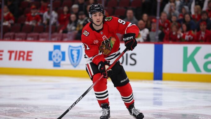 Frank Nazar de los Blackhawks sale después de llevarse el disco a la cara