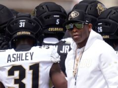 Deion Sanders regresa al campo en el juego de primavera de Colorado