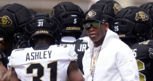 Deion Sanders regresa al campo en el juego de primavera de Colorado