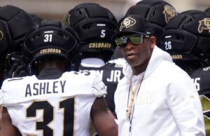 Deion Sanders regresa al campo en el juego de primavera de Colorado