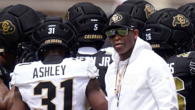 Deion Sanders regresa al campo en el juego de primavera de Colorado