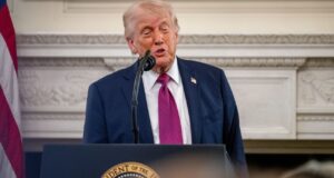 Trump repite llamado al Congreso para que controle los deportes universitarios