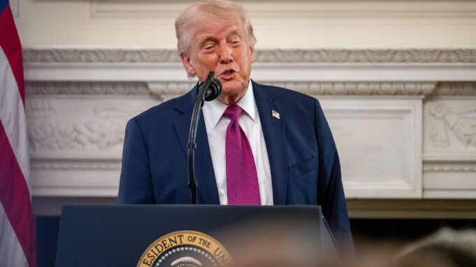 Trump repite llamado al Congreso para que controle los deportes universitarios