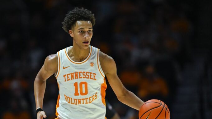 El delantero de Tennessee Nate Ament se declara para el draft de la NBA después de 1 temporada