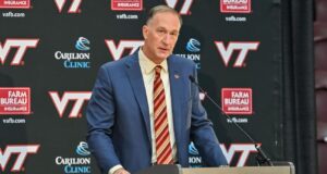 Whit Babcock de Virginia Tech se jubila después de 12 años como AD