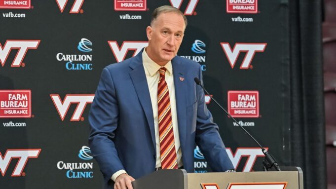 Whit Babcock de Virginia Tech se jubila después de 12 años como AD