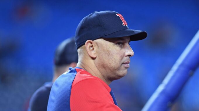 Los Medias Rojas despiden al manager Alex Cora en medio de una gran reestructuración como entrenador