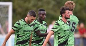 Forest Green Rovers niega que un fan rival haya sido expulsado por comer un sándwich de tocino