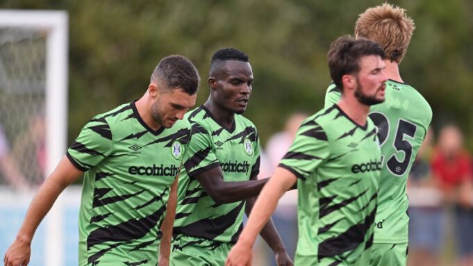 Forest Green Rovers niega que un fan rival haya sido expulsado por comer un sándwich de tocino