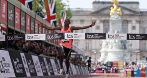 Sabastian Sawe gana el maratón de Londres y es el primero en terminar en menos de 2 horas