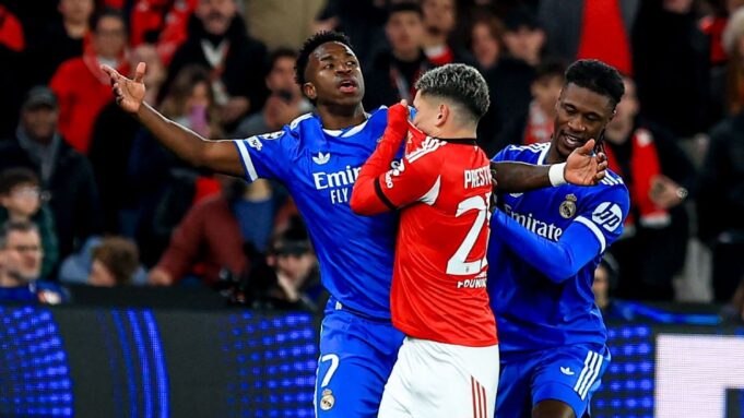 Aprueban tarjetas rojas por cubrirse la boca antes del Mundial