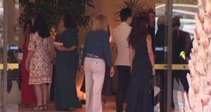 Los invitados llegan al retiro de Coogee para hablar sobre Meghan