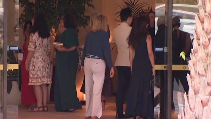Los invitados llegan al retiro de Coogee para hablar sobre Meghan