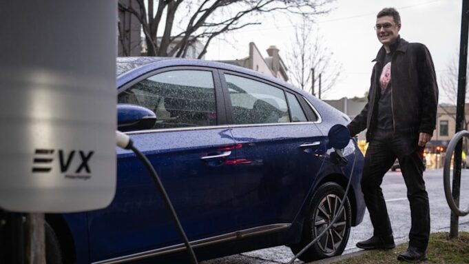 El lanzamiento de estaciones de carga para vehículos eléctricos se retrasa a medida que los australianos adoptan los vehículos eléctricos