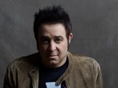 Mayor y más sabio, pero aún abrazando su bicho raro interior