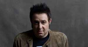 Mayor y más sabio, pero aún abrazando su bicho raro interior