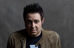 Mayor y más sabio, pero aún abrazando su bicho raro interior