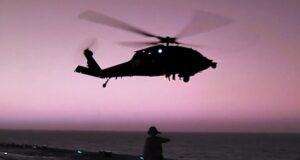 Marines estadounidenses abordan y capturan un barco en el Mar Arábigo