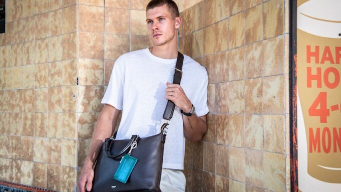 ‘No los llamamos bolsos de hombre’: ¿Eres lo suficientemente hombre como para llevar un bolso?