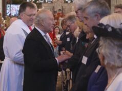 El rey y la reina reparten monedas en Gales