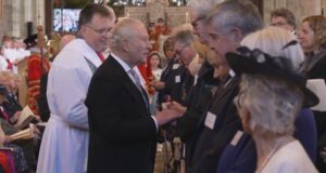 El rey y la reina reparten monedas en Gales