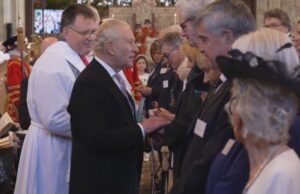 El rey y la reina reparten monedas en Gales