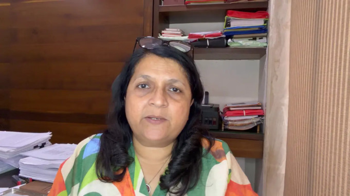 Anjali Damania alega vínculos policiales con el dios Ashok Kharat y busca una investigación