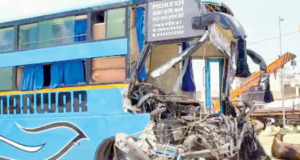 Dos muertos y 16 heridos al estrellarse un autobús cama contra un remolque en la autopista Jaipur-Delhi