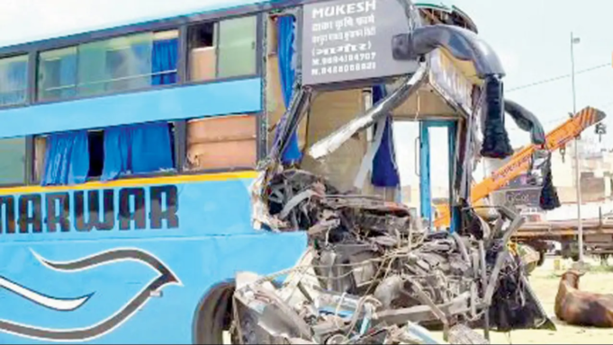 Dos muertos y 16 heridos al estrellarse un autobús cama contra un remolque en la autopista Jaipur-Delhi