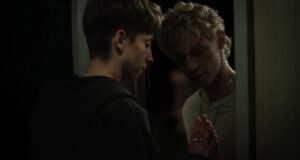 Una entidad violenta acecha un romance queer prohibido