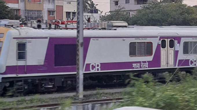 Mumbai recibe el primer tren local de puertas cerradas sin aire acondicionado de la India