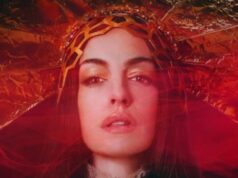 Anne Hathaway y Michaela Coel en el drama pop divino