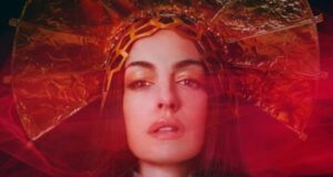 Anne Hathaway y Michaela Coel en el drama pop divino