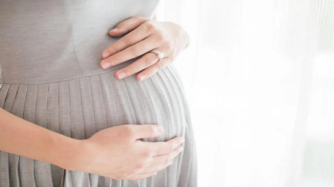 Mujer con endometriosis severa y quistes de 10 cm en los ovarios finalmente se convierte en madre