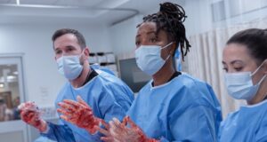 El final de la temporada 2 de ‘The Pitt’ está abierto a interpretación, siempre y cuando veas los créditos