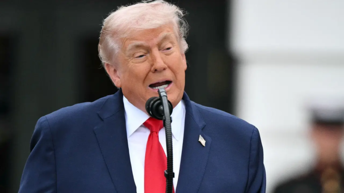 Trump dice que Irán está en “colapso” y afirma que Teherán quiere que Estados Unidos reabra el Estrecho de Ormuz