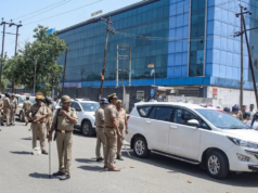 Los trabajadores protestan nuevamente en el Sector 63 de Noida; fuerte fuerza policial desplegada