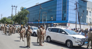 Los trabajadores protestan nuevamente en el Sector 63 de Noida; fuerte fuerza policial desplegada