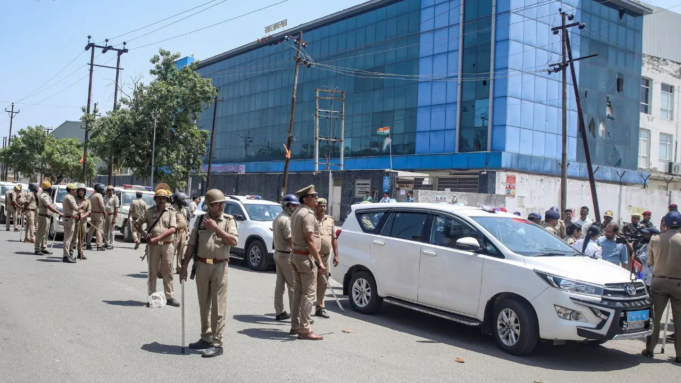 Los trabajadores protestan nuevamente en el Sector 63 de Noida; fuerte fuerza policial desplegada