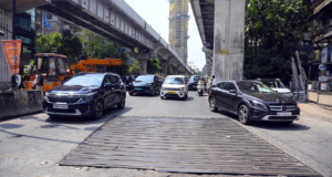 Los residentes se quejan del ruido ensordecedor de las placas metálicas de las carreteras cerca del desagüe de Worli Nalla