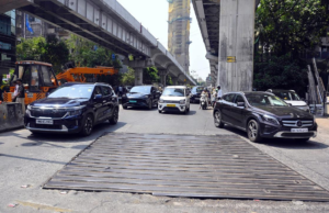 Los residentes se quejan del ruido ensordecedor de las placas metálicas de las carreteras cerca del desagüe de Worli Nalla