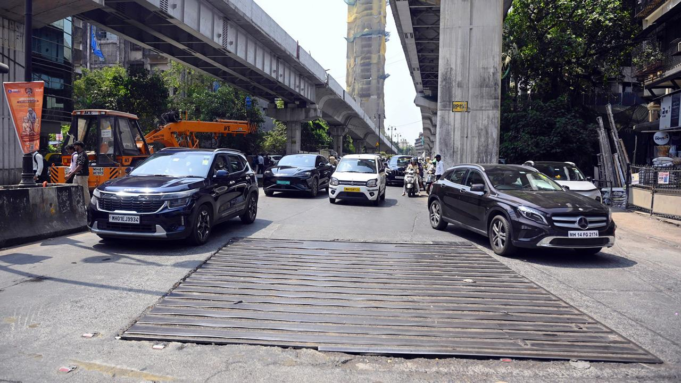 Los residentes se quejan del ruido ensordecedor de las placas metálicas de las carreteras cerca del desagüe de Worli Nalla