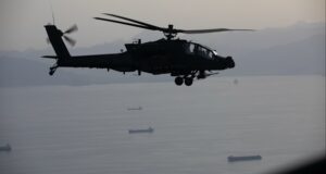 Los barcos atacaron cuando el Estrecho de Ormuz volvió a cerrarse; Irán revisa nuevas propuestas estadounidenses; Soldado francés asesinado en el Líbano