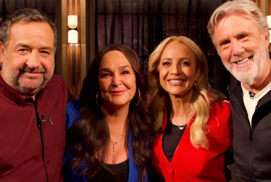 El nuevo programa de Mick Molloy es una locura, y justo lo que necesitamos en la televisión abierta